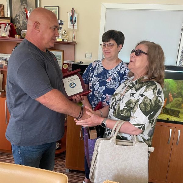 ОБЩИНА ТОПОЛОВГРАД ПОЛУЧИ ПОЧЕТЕН ЗНАК ОТ СЪЮЗА НА СЛЕПИТЕ В БЪЛГАРИЯ