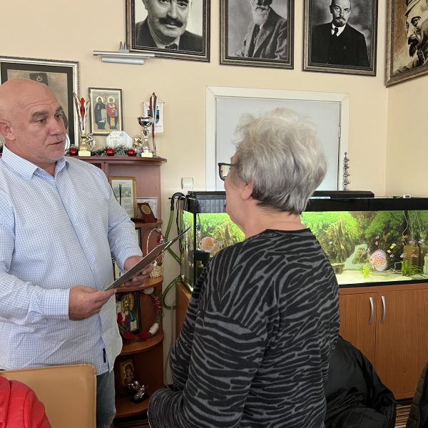 Кметът на Община Тополовград г-н Божин Божинов връчи благодарствени писма на представители на институции и предприятия, взели участие в благотворителния Коледен базар на 21.12.2022г.