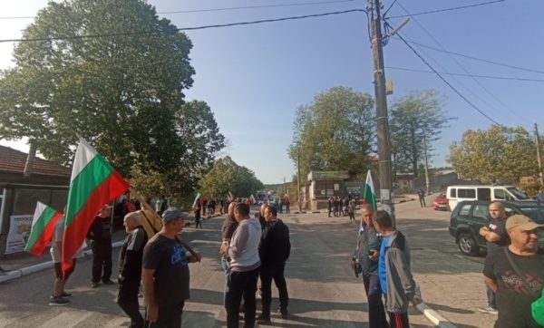 Протестиращи затвориха пътя Тополовград – Харманли при село Българска поляна
